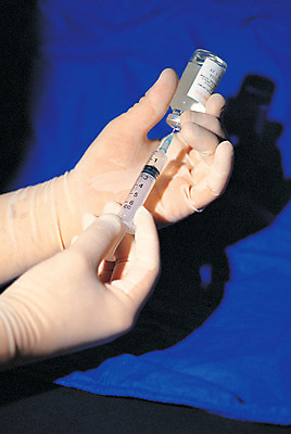 포토 JPG 손 의학 의료기기 실내 병원 주사기 그림자 한명 들기 사람 신체부위 치료 약 의사 양손 기구 도구 의료용품 액체 수술 질병 눈금 용액 수술장갑 주사약 국내포토 1 장갑 모션 내부 의료진 파일형식