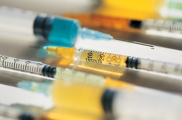 포토 JPG 의학 의료기기 실내 병원 주사기 근접촬영 사람없음 아웃포커스 치료 약 여러개 기구 도구 의료용품 바늘 액체 질병 오브젝트 눈금 용액 주사약 국내포토 뷰포인트 다수 촬영기법 내부 파일형식