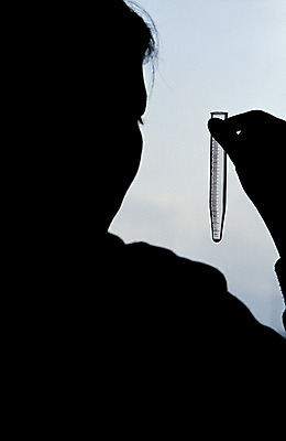 포토 JPG 실루엣 의학 생명 병원 실험기구 실험 박사 한명 들기 사람 상반신 라이프 치료 의사 도구 질병 생명공학 연구원 시험관 국내포토 직업 1 과학 모션 촬영기법 생활 의료진 파일형식