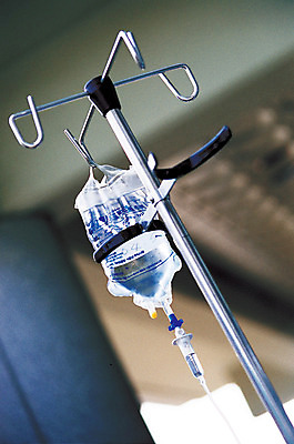 포토 JPG 의료기기 실내 병원 주사기 사람없음 아웃포커스 치료 약 의료용품 액체 링거 투약 걸이 수액 영양제 국내포토 의학 촬영기법 내부 파일형식