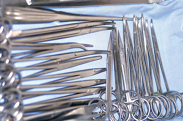 포토 JPG 의료기기 가위 실내 집게 근접촬영 사람없음 아웃포커스 치료 하이앵글 금속 여러개 기계 기구 도구 의료용품 오브젝트 핀셋 의료용가위 집게가위 국내포토 뷰포인트 다수 의학 재질 문구용품 가위_도구 촬영기법 내부 파일형식