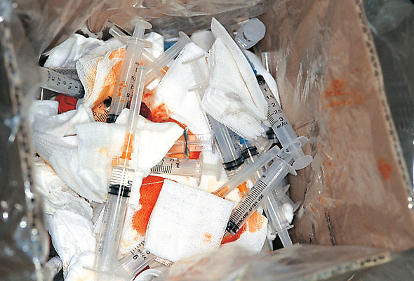 포토 JPG 다수 의학 의료기기 실내 병원 주사기 사람없음 치료 하이앵글 약 쌓기 여러개 쓰레기통 도구 의료용품 혈액 쓰레기 폐기물 솜 버리기 국내포토 뷰포인트 모션 내부 파일형식