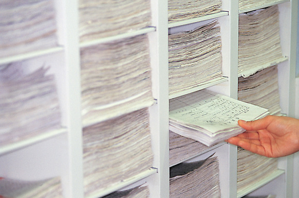 포토 JPG 손 의학 실내 병원 한명 사람 아웃포커스 신체부위 치료 자료 간호사 의사 기록 저장 의료기관 진료기록부 국내포토 1 촬영기법 내부 진료 의료진 파일형식