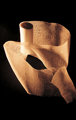 포토 JPG 의료기기 검은배경 실내 병원 사람없음 치료 한개 도구 의료용품 천 오브젝트 붕대 거즈 압박붕대 말린_둥글게 국내포토 1 백그라운드 컨셉 의학 내부 검은색 직물 파일형식