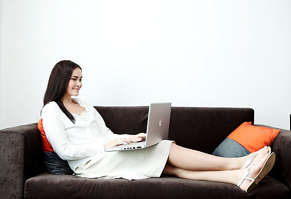 포토 JPG 전신 서양인 외국인 해외기획촬영 라이프스타일 여자 2011년태국 포즈 쿠션 거실 의자 모션 휴식 슬리퍼 실내 한명 들기 사람 앉기 성인 라이프 30대 노트북 컴퓨터 소파 여자만 여자한명만 성인여자만 성인한명만 성인여자한명만 장년만 장년여자만 장년여자한명만 성인만 국내포토 1 가구 신발 컨셉 인종 내부 생활 장년 전자제품 파일형식