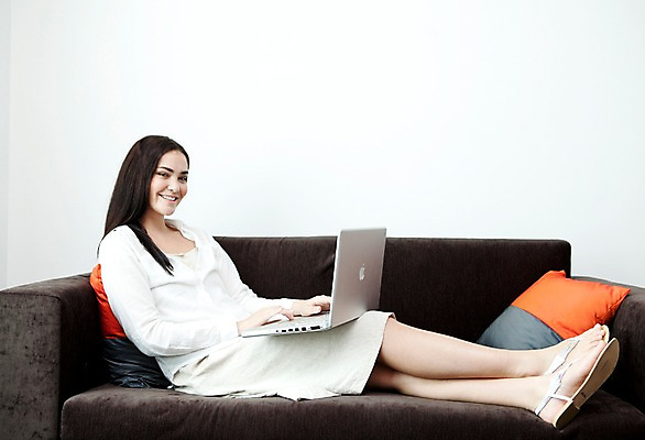 포토 JPG 전신 서양인 외국인 해외기획촬영 라이프스타일 여자 2011년태국 포즈 쿠션 거실 의자 모션 휴식 슬리퍼 실내 한명 미소 웃음 들기 사람 앉기 성인 라이프 30대 노트북 컴퓨터 소파 여자만 여자한명만 성인여자만 성인한명만 성인여자한명만 장년만 장년여자만 장년여자한명만 성인만 국내포토 1 가구 신발 컨셉 표정 인종 내부 생활 장년 전자제품 파일형식