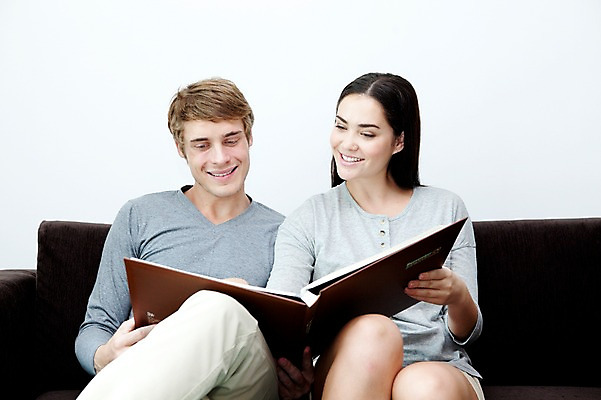 포토 JPG 서양인 외국인 해외기획촬영 라이프스타일 부부 커플 여자 2011년태국 남자 행복 포즈 거실 의자 모션 휴식 실내 사랑 미소 웃음 들기 사람 앉기 상반신 성인 두명 라이프 30대 소파 귀여움 앨범 장년만 성인만 국내포토 감정 가구 컨셉 관계 표정 인종 내부 생활 장년 파일형식