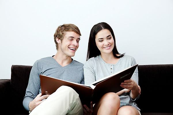 포토 JPG 서양인 외국인 해외기획촬영 라이프스타일 부부 커플 여자 2011년태국 남자 행복 포즈 거실 의자 모션 휴식 실내 사랑 미소 웃음 들기 사람 앉기 상반신 성인 두명 라이프 30대 소파 귀여움 앨범 장년만 성인만 국내포토 감정 가구 컨셉 관계 표정 인종 내부 생활 장년 파일형식