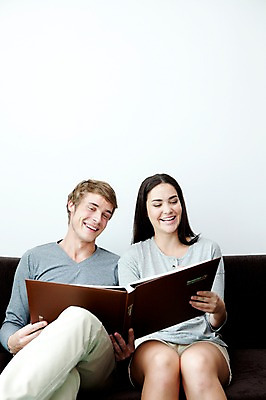 포토 JPG 서양인 외국인 해외기획촬영 라이프스타일 부부 커플 여자 2011년태국 남자 행복 포즈 거실 의자 모션 휴식 실내 사랑 미소 웃음 들기 사람 앉기 상반신 성인 두명 라이프 30대 소파 귀여움 앨범 장년만 성인만 국내포토 감정 가구 컨셉 관계 표정 인종 내부 생활 장년 파일형식