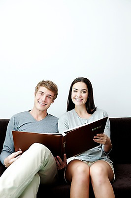 포토 JPG 서양인 외국인 해외기획촬영 라이프스타일 부부 커플 여자 2011년태국 남자 행복 포즈 거실 의자 모션 휴식 실내 사랑 미소 웃음 들기 사람 앉기 상반신 성인 두명 라이프 30대 소파 귀여움 앨범 장년만 성인만 국내포토 감정 가구 컨셉 관계 표정 인종 내부 생활 장년 파일형식