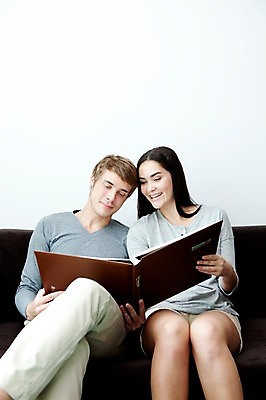 포토 JPG 서양인 외국인 해외기획촬영 라이프스타일 부부 커플 여자 2011년태국 남자 행복 포즈 거실 의자 모션 휴식 실내 사랑 미소 웃음 들기 사람 앉기 상반신 성인 두명 라이프 30대 소파 귀여움 앨범 장년만 성인만 국내포토 감정 가구 컨셉 관계 표정 인종 내부 생활 장년 파일형식