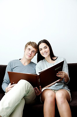 포토 JPG 서양인 외국인 해외기획촬영 라이프스타일 부부 커플 여자 2011년태국 남자 행복 포즈 거실 의자 모션 휴식 실내 사랑 미소 웃음 들기 사람 앉기 상반신 성인 두명 라이프 30대 소파 귀여움 앨범 장년만 성인만 국내포토 감정 가구 컨셉 관계 표정 인종 내부 생활 장년 파일형식