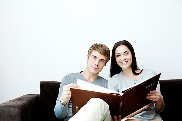 포토 JPG 서양인 외국인 해외기획촬영 라이프스타일 부부 커플 여자 2011년태국 남자 행복 포즈 거실 의자 모션 휴식 실내 사랑 미소 웃음 들기 사람 앉기 상반신 성인 두명 라이프 30대 소파 귀여움 앨범 장년만 성인만 국내포토 감정 가구 컨셉 관계 표정 인종 내부 생활 장년 파일형식