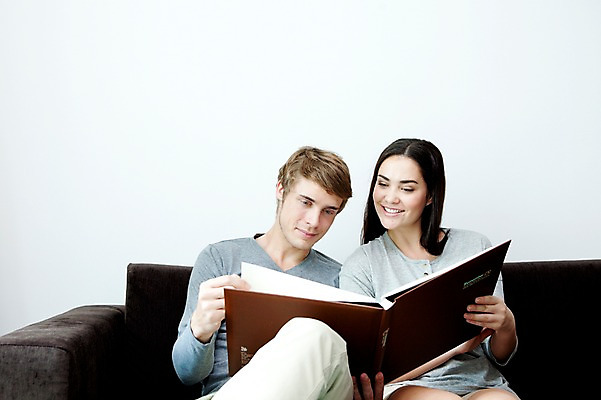 포토 JPG 서양인 외국인 해외기획촬영 라이프스타일 부부 커플 여자 2011년태국 남자 행복 포즈 거실 의자 모션 휴식 실내 사랑 미소 웃음 들기 사람 앉기 상반신 성인 두명 라이프 30대 소파 귀여움 앨범 장년만 성인만 국내포토 감정 가구 컨셉 관계 표정 인종 내부 생활 장년 파일형식