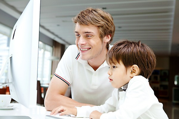 포토 JPG 서양인 외국인 해외기획촬영 라이프스타일 2011년태국 남자 행복 아들 음료 어린이 포즈 창문 가족 모션 놀이 잔 실내 사랑 미소 웃음 사람 앉기 소년 상반신 성인 두명 라이프 30대 컴퓨터 귀여움 모니터 자녀 키보드 마우스 체험 아빠 차 찻잔 책상 즐거움 가정학습 인터넷학습 남자만 국내포토 식기 교육 감정 가구 컨셉 관계 표정 인종 내부 생활 장년 전자제품 학습 컴퓨터용품 파일형식