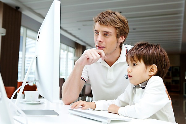 포토 JPG 서양인 외국인 해외기획촬영 라이프스타일 2011년태국 남자 행복 아들 어린이 포즈 창문 가족 놀이 실내 사랑 웃음 사람 앉기 소년 상반신 성인 두명 라이프 30대 컴퓨터 귀여움 모니터 자녀 키보드 체험 아빠 찻잔 책상 즐거움 가정학습 인터넷학습 남자만 국내포토 교육 감정 가구 컨셉 관계 모션 잔 표정 인종 내부 생활 장년 전자제품 학습 파일형식