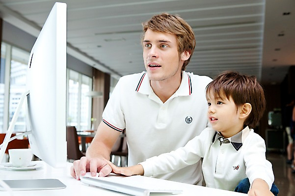 포토 JPG 서양인 외국인 해외기획촬영 라이프스타일 2011년태국 남자 행복 아들 어린이 포즈 창문 가족 놀이 실내 사랑 웃음 사람 앉기 소년 상반신 성인 두명 라이프 30대 컴퓨터 귀여움 모니터 자녀 키보드 체험 아빠 찻잔 책상 즐거움 가정학습 인터넷학습 남자만 국내포토 교육 감정 가구 컨셉 관계 모션 잔 표정 인종 내부 생활 장년 전자제품 학습 파일형식