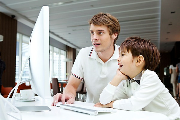 포토 JPG 서양인 외국인 해외기획촬영 라이프스타일 2011년태국 남자 행복 아들 어린이 포즈 창문 가족 놀이 실내 사랑 웃음 사람 앉기 소년 상반신 성인 두명 라이프 30대 컴퓨터 귀여움 모니터 자녀 키보드 체험 아빠 찻잔 책상 즐거움 가정학습 인터넷학습 남자만 국내포토 교육 감정 가구 컨셉 관계 모션 잔 표정 인종 내부 생활 장년 전자제품 학습 파일형식