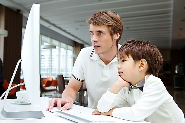 포토 JPG 서양인 외국인 해외기획촬영 라이프스타일 2011년태국 남자 행복 아들 어린이 포즈 창문 가족 놀이 실내 사랑 웃음 사람 앉기 소년 상반신 성인 두명 라이프 30대 컴퓨터 귀여움 모니터 자녀 키보드 체험 아빠 찻잔 책상 즐거움 가정학습 인터넷학습 남자만 국내포토 교육 감정 가구 컨셉 관계 모션 잔 표정 인종 내부 생활 장년 전자제품 학습 파일형식