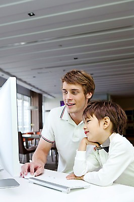 포토 JPG 서양인 외국인 해외기획촬영 라이프스타일 2011년태국 남자 행복 아들 어린이 포즈 창문 가족 모션 놀이 실내 사랑 미소 웃음 사람 앉기 소년 상반신 성인 두명 라이프 30대 컴퓨터 귀여움 모니터 자녀 키보드 마우스 체험 아빠 책상 즐거움 가정학습 인터넷학습 남자만 국내포토 교육 감정 가구 컨셉 관계 표정 인종 내부 생활 장년 전자제품 학습 컴퓨터용품 파일형식