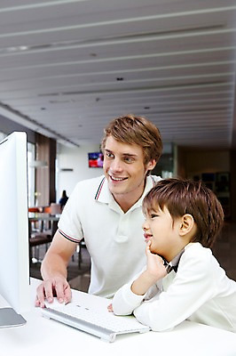 포토 JPG 서양인 외국인 해외기획촬영 라이프스타일 2011년태국 남자 행복 아들 어린이 포즈 창문 가족 놀이 실내 사랑 웃음 사람 앉기 소년 상반신 성인 두명 라이프 30대 컴퓨터 귀여움 모니터 자녀 키보드 체험 아빠 책상 즐거움 가정학습 인터넷학습 남자만 국내포토 교육 감정 가구 컨셉 관계 모션 표정 인종 내부 생활 장년 전자제품 학습 파일형식