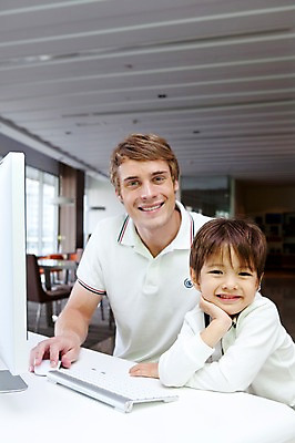 포토 JPG 서양인 외국인 해외기획촬영 라이프스타일 2011년태국 남자 행복 아들 어린이 포즈 창문 가족 놀이 실내 사랑 웃음 사람 앉기 소년 상반신 성인 두명 라이프 30대 컴퓨터 귀여움 모니터 자녀 키보드 체험 아빠 책상 즐거움 가정학습 인터넷학습 남자만 국내포토 교육 감정 가구 컨셉 관계 모션 표정 인종 내부 생활 장년 전자제품 학습 파일형식