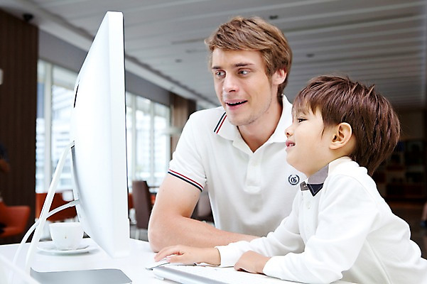 포토 JPG 서양인 외국인 해외기획촬영 라이프스타일 2011년태국 남자 행복 아들 어린이 포즈 창문 가족 놀이 실내 사랑 웃음 사람 앉기 소년 상반신 성인 두명 라이프 30대 컴퓨터 귀여움 모니터 자녀 키보드 체험 아빠 찻잔 책상 즐거움 가정학습 인터넷학습 남자만 국내포토 교육 감정 가구 컨셉 관계 모션 잔 표정 인종 내부 생활 장년 전자제품 학습 파일형식