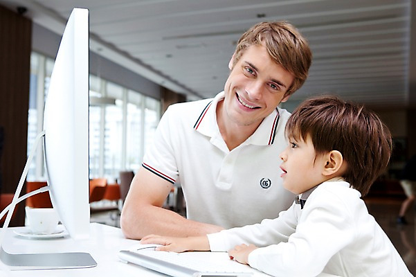 포토 JPG 서양인 외국인 해외기획촬영 라이프스타일 2011년태국 남자 행복 아들 음료 어린이 포즈 창문 가족 모션 놀이 잔 실내 사랑 미소 웃음 사람 앉기 소년 상반신 성인 두명 라이프 30대 컴퓨터 귀여움 모니터 자녀 키보드 마우스 체험 아빠 차 찻잔 책상 즐거움 가정학습 인터넷학습 남자만 국내포토 식기 교육 감정 가구 컨셉 관계 표정 인종 내부 생활 장년 전자제품 학습 컴퓨터용품 파일형식