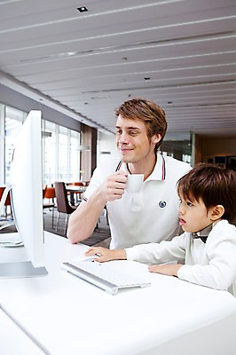 포토 JPG 서양인 외국인 해외기획촬영 라이프스타일 2011년태국 남자 행복 아들 어린이 포즈 창문 가족 놀이 실내 사랑 웃음 들기 사람 앉기 소년 상반신 성인 두명 라이프 30대 컴퓨터 귀여움 모니터 자녀 키보드 체험 아빠 찻잔 책상 즐거움 가정학습 인터넷학습 남자만 국내포토 교육 감정 가구 컨셉 관계 모션 잔 표정 인종 내부 생활 장년 전자제품 학습 파일형식