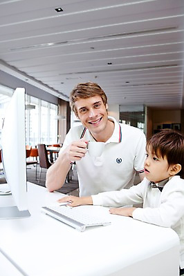 포토 JPG 서양인 외국인 해외기획촬영 라이프스타일 2011년태국 남자 행복 아들 음료 어린이 포즈 창문 가족 모션 놀이 잔 실내 사랑 미소 웃음 들기 사람 앉기 소년 상반신 성인 두명 라이프 30대 컴퓨터 귀여움 모니터 자녀 키보드 마우스 체험 아빠 차 찻잔 책상 즐거움 가정학습 인터넷학습 남자만 국내포토 식기 교육 감정 가구 컨셉 관계 표정 인종 내부 생활 장년 전자제품 학습 컴퓨터용품 파일형식