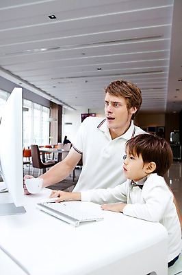 포토 JPG 서양인 외국인 해외기획촬영 라이프스타일 2011년태국 남자 행복 아들 어린이 포즈 창문 가족 놀이 실내 사랑 들기 사람 앉기 소년 상반신 성인 두명 라이프 30대 컴퓨터 귀여움 모니터 놀람 자녀 키보드 체험 아빠 찻잔 책상 즐거움 가정학습 인터넷학습 남자만 국내포토 교육 감정 가구 컨셉 관계 모션 잔 표정 인종 내부 생활 장년 전자제품 학습 파일형식