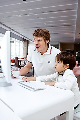 포토 JPG 서양인 외국인 해외기획촬영 라이프스타일 2011년태국 남자 행복 아들 음료 어린이 포즈 의자 창문 가족 모션 놀이 잔 실내 사랑 들기 사람 앉기 소년 상반신 성인 두명 라이프 30대 컴퓨터 귀여움 모니터 놀람 자녀 키보드 마우스 체험 아빠 차 찻잔 책상 즐거움 가정학습 인터넷학습 남자만 국내포토 식기 교육 감정 가구 컨셉 관계 표정 인종 내부 생활 장년 전자제품 학습 컴퓨터용품 파일형식