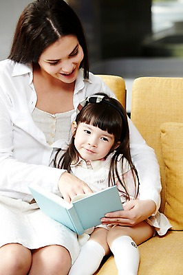 포토 JPG 서양인 외국인 해외기획촬영 라이프스타일 여자 2011년태국 딸 행복 어린이 포즈 쿠션 의자 가족 놀이 엄마 실내 사랑 웃음 들기 사람 앉기 소녀 상반신 성인 두명 라이프 책 30대 소파 독서 귀여움 펼침 자녀 체험 즐거움 한권 가정학습 여자만 국내포토 1 교육 감정 가구 컨셉 관계 모션 표정 인종 내부 생활 장년 파일형식