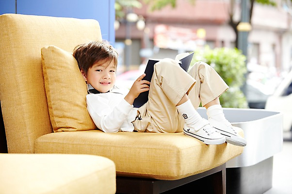 포토 JPG 전신 서양인 외국인 나무 해외기획촬영 라이프스타일 2011년태국 남자 아들 어린이 포즈 쿠션 의자 놀이 실내 한명 웃음 들기 사람 앉기 소년 라이프 책 소파 독서 펼침 자녀 체험 즐거움 한권 가정학습 남자만 남자한명만 어린이만 소년한명만 국내포토 식물 1 교육 감정 가구 컨셉 가족 모션 표정 인종 내부 생활 소년만 파일형식