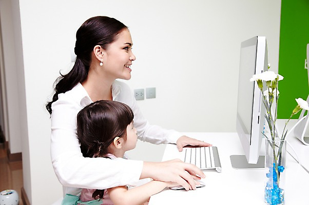 포토 JPG 서양인 외국인 해외기획촬영 라이프스타일 여자 2011년태국 꽃 딸 행복 어린이 포즈 가족 놀이 엄마 실내 사랑 웃음 사람 앉기 소녀 상반신 성인 두명 라이프 옆모습 30대 귀여움 꽃병 자녀 체험 책상 즐거움 가정학습 인터넷학습 여자만 국내포토 식물 교육 감정 뷰포인트 가구 컨셉 관계 모션 표정 인종 내부 생활 장년 학습 파일형식