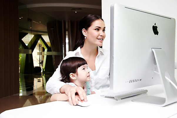 포토 JPG 서양인 외국인 해외기획촬영 라이프스타일 여자 2011년태국 딸 행복 어린이 포즈 가족 놀이 엄마 실내 사랑 웃음 사람 앉기 소녀 상반신 성인 두명 라이프 30대 컴퓨터 귀여움 모니터 자녀 키보드 체험 책상 즐거움 가정학습 인터넷학습 여자만 국내포토 교육 감정 가구 컨셉 관계 모션 표정 인종 내부 생활 장년 전자제품 학습 파일형식