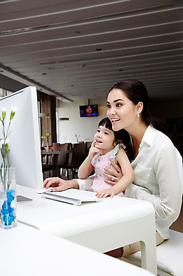 포토 JPG 서양인 외국인 해외기획촬영 라이프스타일 여자 2011년태국 딸 행복 어린이 포즈 의자 가족 놀이 엄마 실내 사랑 웃음 사람 앉기 소녀 상반신 성인 두명 라이프 30대 컴퓨터 귀여움 모니터 꽃병 자녀 키보드 체험 책상 즐거움 가정학습 인터넷학습 여자만 국내포토 교육 꽃 감정 가구 컨셉 관계 모션 표정 인종 내부 생활 장년 전자제품 학습 파일형식