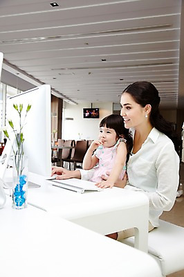 포토 JPG 서양인 외국인 해외기획촬영 라이프스타일 여자 2011년태국 딸 행복 어린이 포즈 의자 가족 놀이 엄마 실내 사랑 웃음 사람 앉기 소녀 상반신 성인 두명 라이프 30대 컴퓨터 귀여움 모니터 꽃병 자녀 키보드 체험 책상 즐거움 가정학습 인터넷학습 여자만 국내포토 교육 꽃 감정 가구 컨셉 관계 모션 표정 인종 내부 생활 장년 전자제품 학습 파일형식