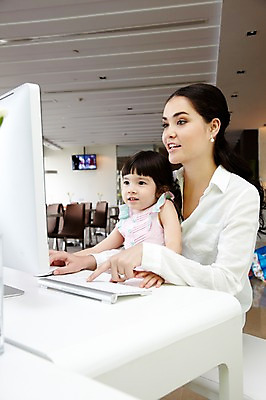 포토 JPG 서양인 외국인 해외기획촬영 라이프스타일 여자 2011년태국 딸 행복 어린이 포즈 의자 가족 놀이 엄마 실내 사랑 웃음 사람 앉기 소녀 상반신 성인 두명 라이프 30대 컴퓨터 귀여움 모니터 자녀 키보드 체험 책상 즐거움 가정학습 인터넷학습 여자만 국내포토 교육 감정 가구 컨셉 관계 모션 표정 인종 내부 생활 장년 전자제품 학습 파일형식