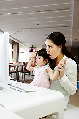 포토 JPG 서양인 외국인 해외기획촬영 라이프스타일 여자 2011년태국 딸 행복 어린이 포즈 의자 가족 놀이 엄마 실내 사랑 웃음 사람 앉기 소녀 상반신 성인 두명 라이프 30대 컴퓨터 귀여움 모니터 자녀 키보드 체험 책상 즐거움 가정학습 인터넷학습 여자만 국내포토 교육 감정 가구 컨셉 관계 모션 표정 인종 내부 생활 장년 전자제품 학습 파일형식