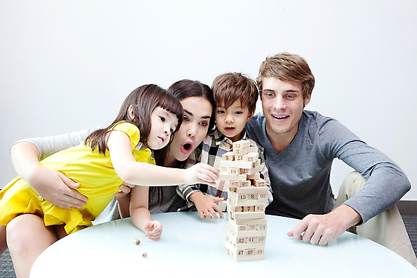 포토 JPG 서양인 외국인 해외기획촬영 라이프스타일 여자 2011년태국 남자 딸 행복 아들 어린이 포즈 거실 가족 놀이 탁자 엄마 실내 사랑 웃음 사람 앉기 소녀 소년 여러명 상반신 성인 라이프 30대 귀여움 게임 자녀 체험 아빠 즐거움 보드게임 가정학습 젠가 국내포토 교육 감정 가구 다수 컨셉 관계 모션 표정 인종 내부 생활 장년 놀이용품 파일형식