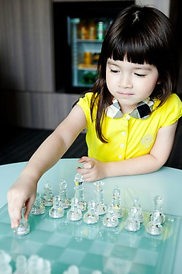 포토 JPG 서양인 외국인 해외기획촬영 라이프스타일 여자 2011년태국 딸 어린이 포즈 거실 놀이 탁자 실내 한명 웃음 사람 앉기 소녀 상반신 라이프 게임 자녀 체험 체스말 체스 즐거움 체스판 가정학습 체스게임 여자만 여자한명만 어린이만 소녀한명만 국내포토 1 교육 감정 가구 컨셉 가족 모션 표정 인종 내부 생활 말_게임 소녀만 파일형식