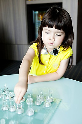 포토 JPG 서양인 외국인 해외기획촬영 라이프스타일 여자 2011년태국 딸 어린이 포즈 거실 놀이 탁자 실내 한명 사람 앉기 소녀 상반신 라이프 게임 자녀 체험 체스말 체스 즐거움 체스판 가정학습 체스게임 여자만 여자한명만 어린이만 소녀한명만 국내포토 1 교육 감정 가구 컨셉 가족 모션 인종 내부 생활 말_게임 소녀만 파일형식