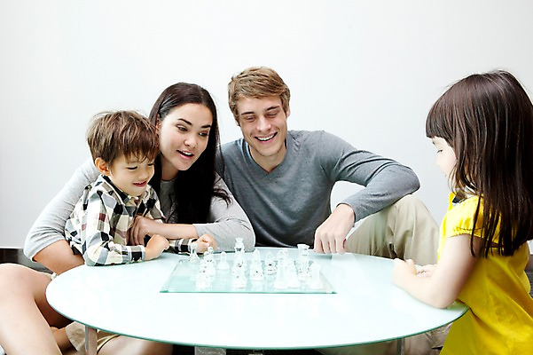 포토 JPG 서양인 외국인 해외기획촬영 라이프스타일 여자 2011년태국 남자 딸 행복 아들 어린이 포즈 거실 가족 놀이 탁자 엄마 실내 사랑 웃음 사람 앉기 소녀 소년 여러명 상반신 성인 라이프 30대 귀여움 게임 자녀 체험 아빠 체스말 체스 즐거움 체스판 가정학습 체스게임 국내포토 교육 감정 가구 다수 컨셉 관계 모션 표정 인종 내부 생활 장년 말_게임 파일형식