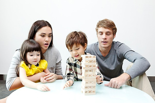 포토 JPG 서양인 외국인 해외기획촬영 라이프스타일 여자 2011년태국 남자 딸 행복 아들 어린이 포즈 거실 가족 놀이 탁자 엄마 실내 사랑 웃음 사람 앉기 소녀 소년 여러명 상반신 성인 라이프 30대 귀여움 게임 자녀 체험 아빠 즐거움 보드게임 가정학습 젠가 국내포토 교육 감정 가구 다수 컨셉 관계 모션 표정 인종 내부 생활 장년 놀이용품 파일형식