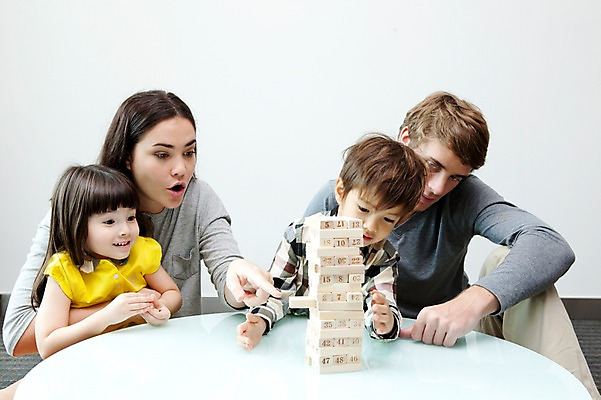 포토 JPG 서양인 외국인 해외기획촬영 라이프스타일 여자 2011년태국 남자 딸 행복 아들 어린이 포즈 거실 가족 놀이 탁자 엄마 실내 사랑 웃음 사람 앉기 소녀 소년 여러명 상반신 성인 라이프 30대 귀여움 게임 자녀 체험 아빠 즐거움 보드게임 가정학습 젠가 국내포토 교육 감정 가구 다수 컨셉 관계 모션 표정 인종 내부 생활 장년 놀이용품 파일형식