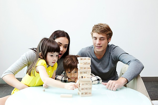 포토 JPG 서양인 외국인 해외기획촬영 라이프스타일 여자 2011년태국 남자 딸 행복 아들 어린이 포즈 거실 가족 놀이 탁자 엄마 실내 사랑 웃음 사람 앉기 소녀 소년 여러명 상반신 성인 라이프 30대 귀여움 게임 자녀 체험 아빠 즐거움 보드게임 가정학습 젠가 국내포토 교육 감정 가구 다수 컨셉 관계 모션 표정 인종 내부 생활 장년 놀이용품 파일형식