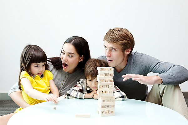 포토 JPG 서양인 외국인 해외기획촬영 라이프스타일 여자 2011년태국 남자 딸 행복 아들 어린이 포즈 거실 가족 놀이 탁자 엄마 실내 사랑 웃음 사람 앉기 소녀 소년 여러명 상반신 성인 라이프 30대 귀여움 게임 자녀 체험 아빠 즐거움 보드게임 가정학습 젠가 국내포토 교육 감정 가구 다수 컨셉 관계 모션 표정 인종 내부 생활 장년 놀이용품 파일형식