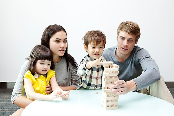 포토 JPG 서양인 외국인 해외기획촬영 라이프스타일 여자 2011년태국 남자 딸 행복 아들 어린이 포즈 거실 가족 놀이 탁자 엄마 실내 사랑 웃음 사람 앉기 소녀 소년 여러명 상반신 성인 라이프 30대 귀여움 게임 자녀 체험 아빠 즐거움 보드게임 가정학습 젠가 국내포토 교육 감정 가구 다수 컨셉 관계 모션 표정 인종 내부 생활 장년 놀이용품 파일형식