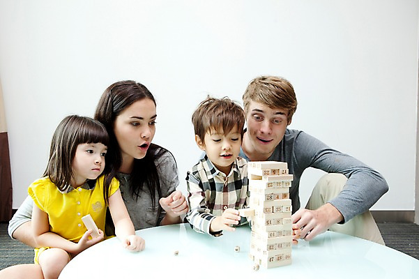 포토 JPG 서양인 외국인 해외기획촬영 라이프스타일 여자 2011년태국 남자 딸 행복 아들 어린이 포즈 거실 가족 놀이 탁자 엄마 실내 사랑 웃음 사람 앉기 소녀 소년 여러명 상반신 성인 라이프 30대 귀여움 게임 자녀 체험 아빠 즐거움 보드게임 가정학습 젠가 국내포토 교육 감정 가구 다수 컨셉 관계 모션 표정 인종 내부 생활 장년 놀이용품 파일형식